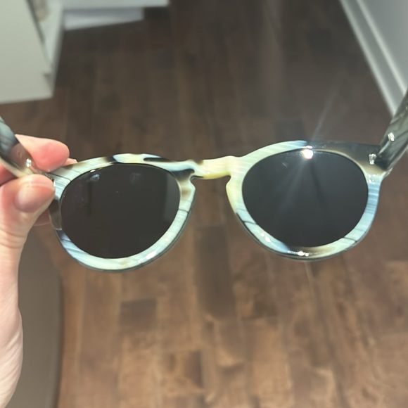 Illesteva Leonard Sunglasses in Horn frame and black lenses - Picture 8 of 8